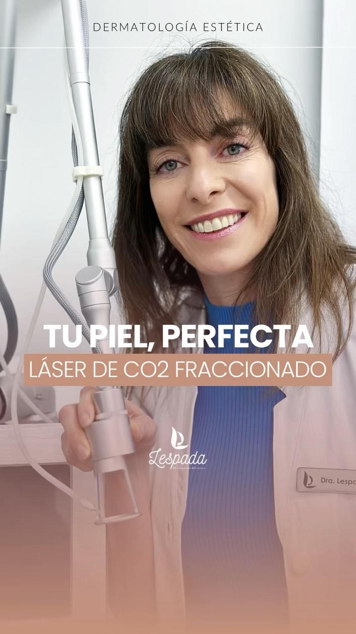 La Dra. Cecilia Lespada, sonriendo, con la pieza de mano del láser CO2 fraccionado