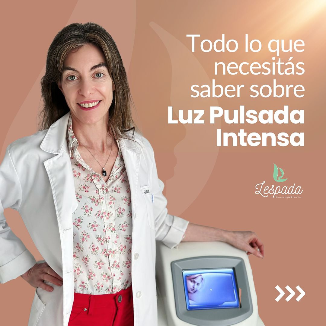 La Dra. Lespada con guardapolvo, apoyada en el equipo de luz pulsada intensa
