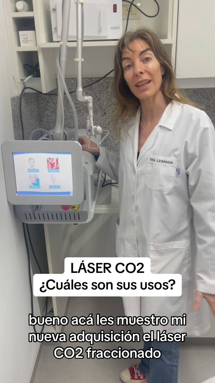 La Dra. Lespada en la sala de tratamiento, junto al equipo de láser CO2 fraccionado